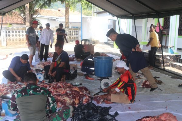 Danbrigif 4 Mar/BS Laksanakan Sholat Ied dan Penyembelihan Hewan Kurban